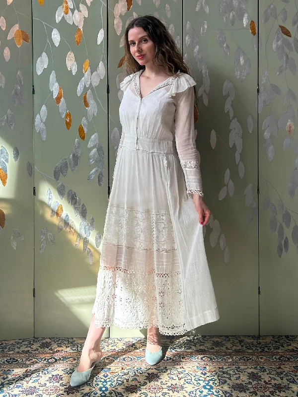 Antique Edwardian White Cotton Dress with Ruffle Collar, Small Monochromatic Office Style Antique Edwardian White Cotton Dress with Ruffle Collar, Small Monochromatic Office Style
