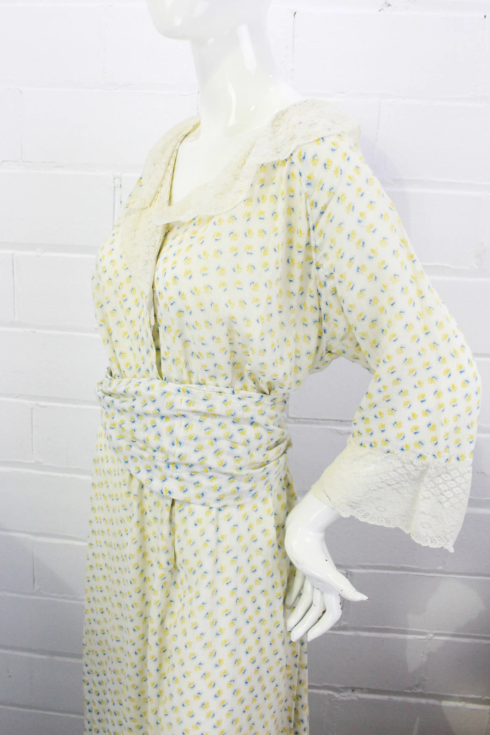 Antique Victorian Yellow Floral Calico Wrapper Dress, Cottagecore Prairie Style, Medium Feminine Women's Style 